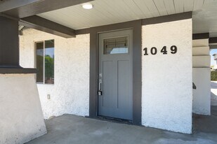 1049 W 62nd St in Los Angeles, CA - Building Photo
