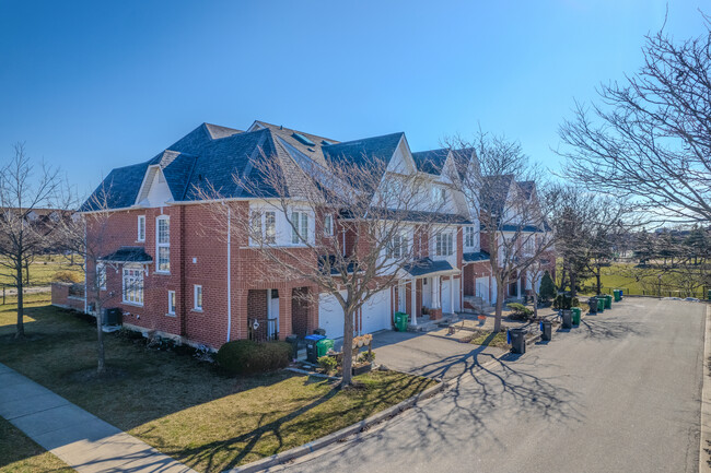 1588 S Parade Crt in Mississauga, ON - Building Photo - Building Photo