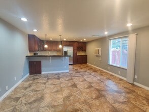 526 S 40th Ave in West Richland, WA - Building Photo - Building Photo
