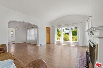 337 N La Jolla Ave in Los Angeles, CA - Building Photo - Building Photo