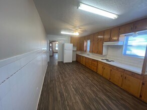 730 W 17th Ln in Portales, NM - Building Photo - Building Photo