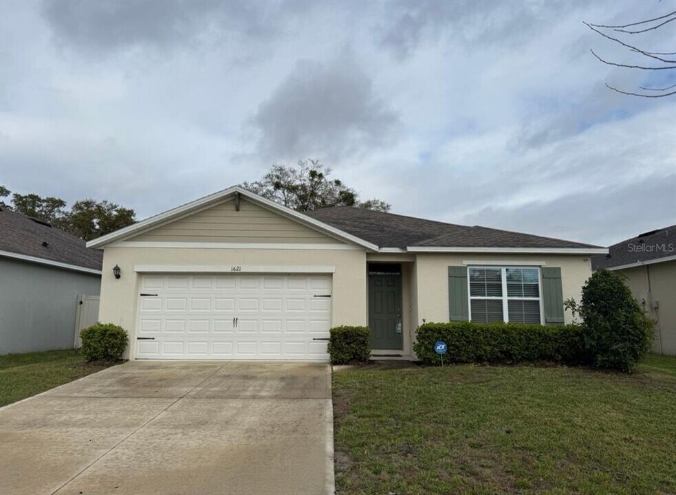 1621 Spray Terrace in St. Cloud, FL - Building Photo