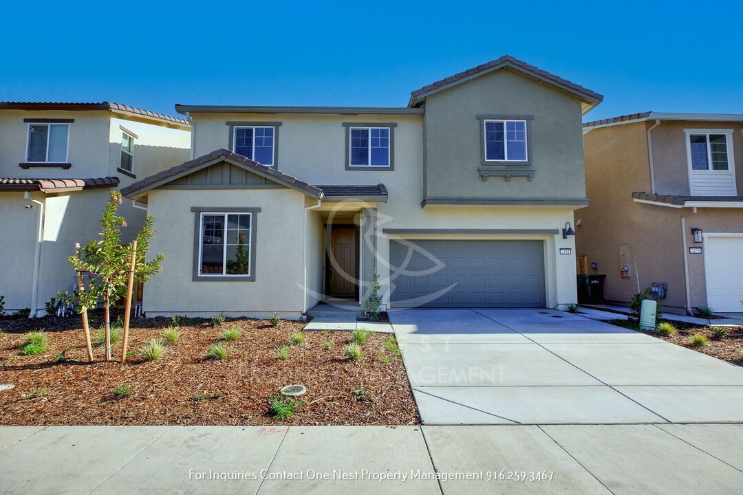 2465 Constellation Cir in Roseville, CA - Building Photo