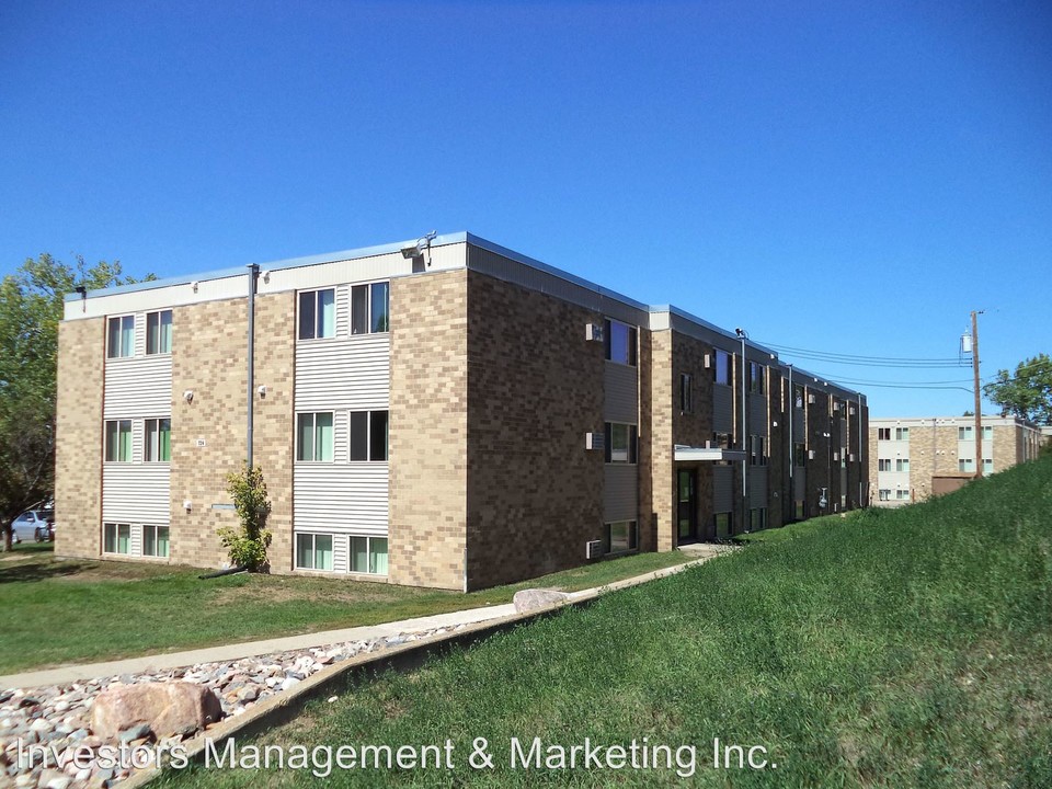 The Brooklyn Heights Apartments in Minot, ND - Building Photo
