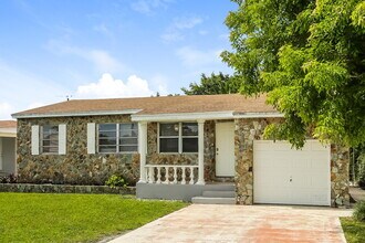 2468 Wiley St in Hollywood, FL - Building Photo - Building Photo