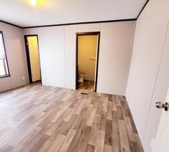 7028 Bayview Dr in Ira, MI - Foto de edificio - Building Photo