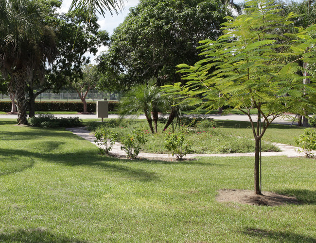 Stadium Gardens Apartments in Ft. Myers, FL - Building Photo - Building Photo