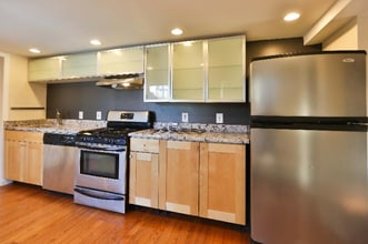 82 Bremen St, Unit 2 in Boston, MA - Foto de edificio - Building Photo