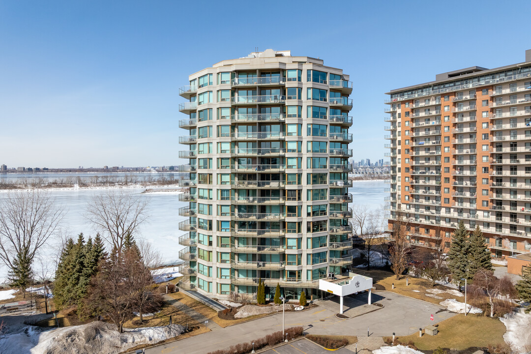 Le Classy in Brossard, QC - Building Photo