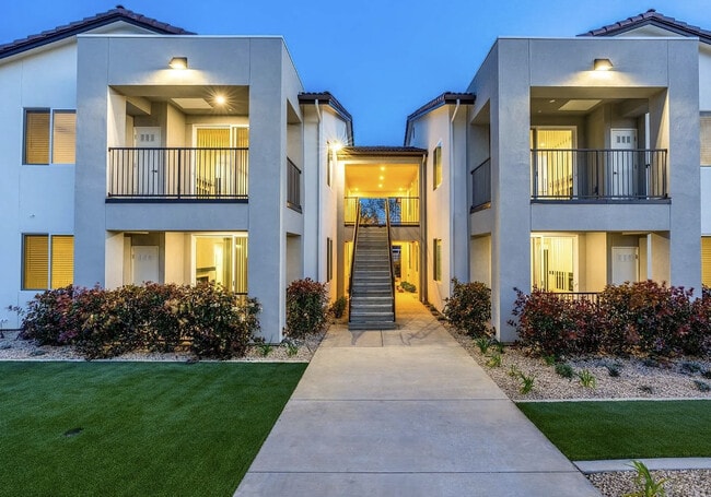 The Palms Luxury Apartments in Clovis, CA - Building Photo - Building Photo
