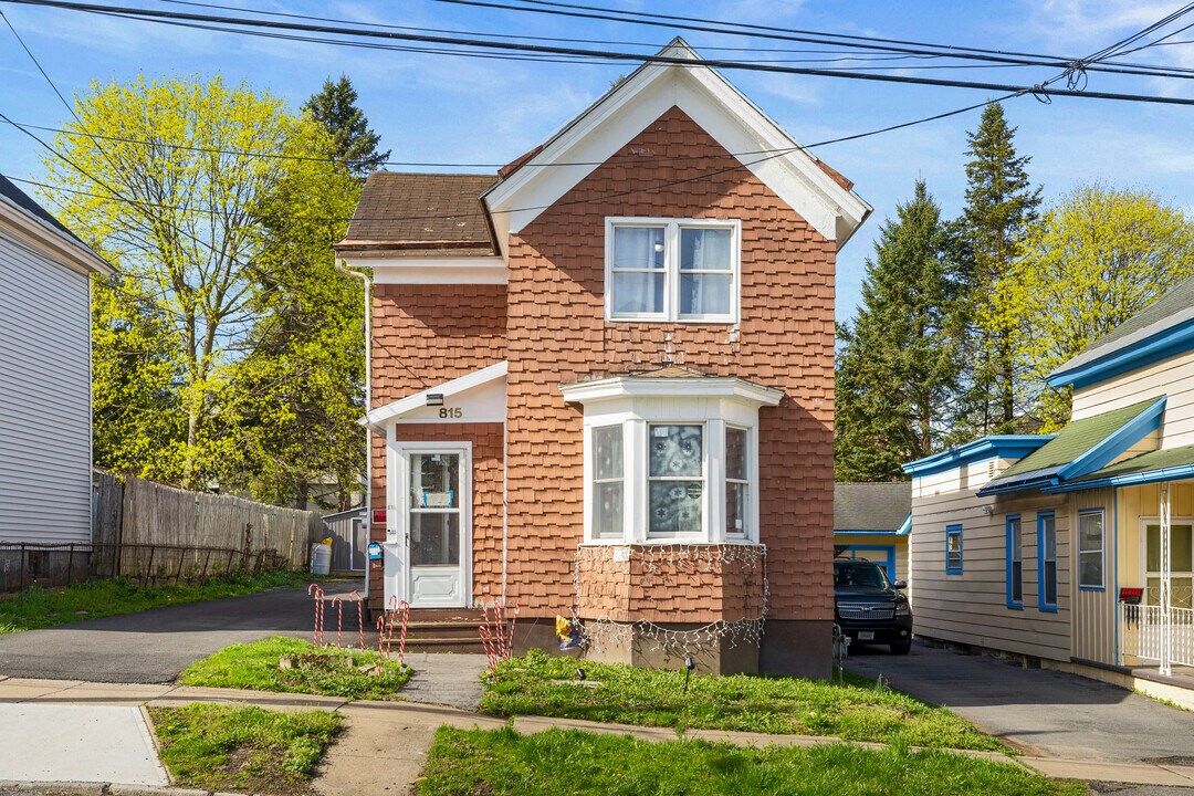 815 Chestnut St in Utica, NY - Building Photo