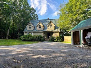 64 Homestead Rd in Deering, NH - Foto de edificio - Building Photo