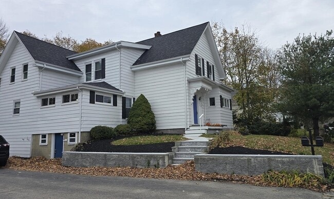 195 Plymouth St, Unit 2 in Holbrook, MA - Foto de edificio - Building Photo