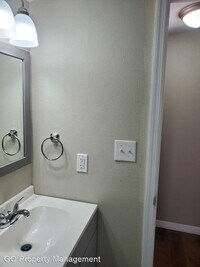 916 NW 2nd St photo'