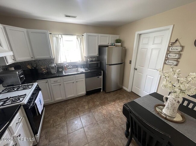 24 Pagoda Ln in Freehold, NJ - Building Photo - Building Photo