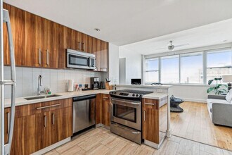 925 Common St in New Orleans, LA - Building Photo - Building Photo