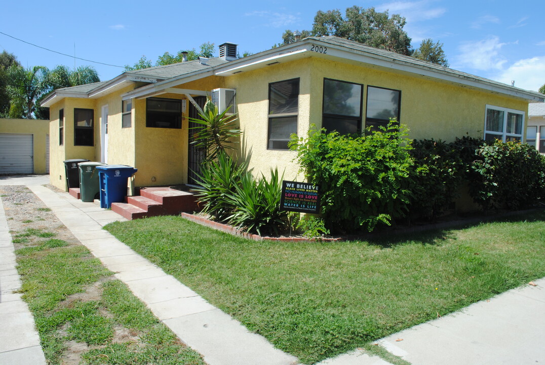 2002 W Victory Blvd in Burbank, CA - Building Photo