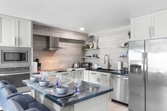 8743 Thomas Dr in Panama City Beach, FL - Foto de edificio - Building Photo