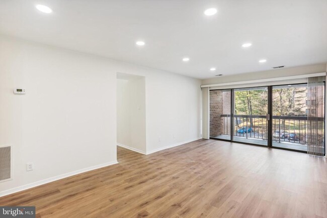 5811 Edson Ln, Unit 204 in Rockville, MD - Building Photo - Building Photo