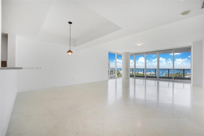 2627 S Bayshore Dr, Unit 801 in Miami, FL - Foto de edificio - Building Photo