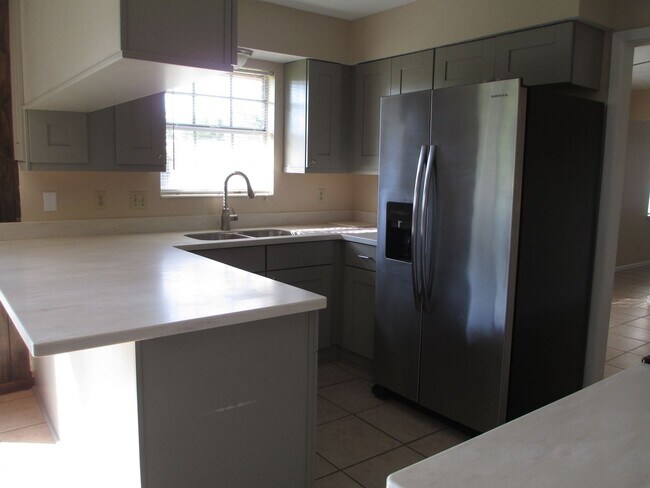 7421 Oak Ridge Dr in Panama City, FL - Foto de edificio - Building Photo