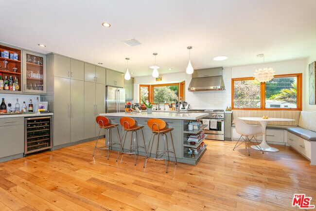 2211 Canyon Dr in Los Angeles, CA - Building Photo - Building Photo