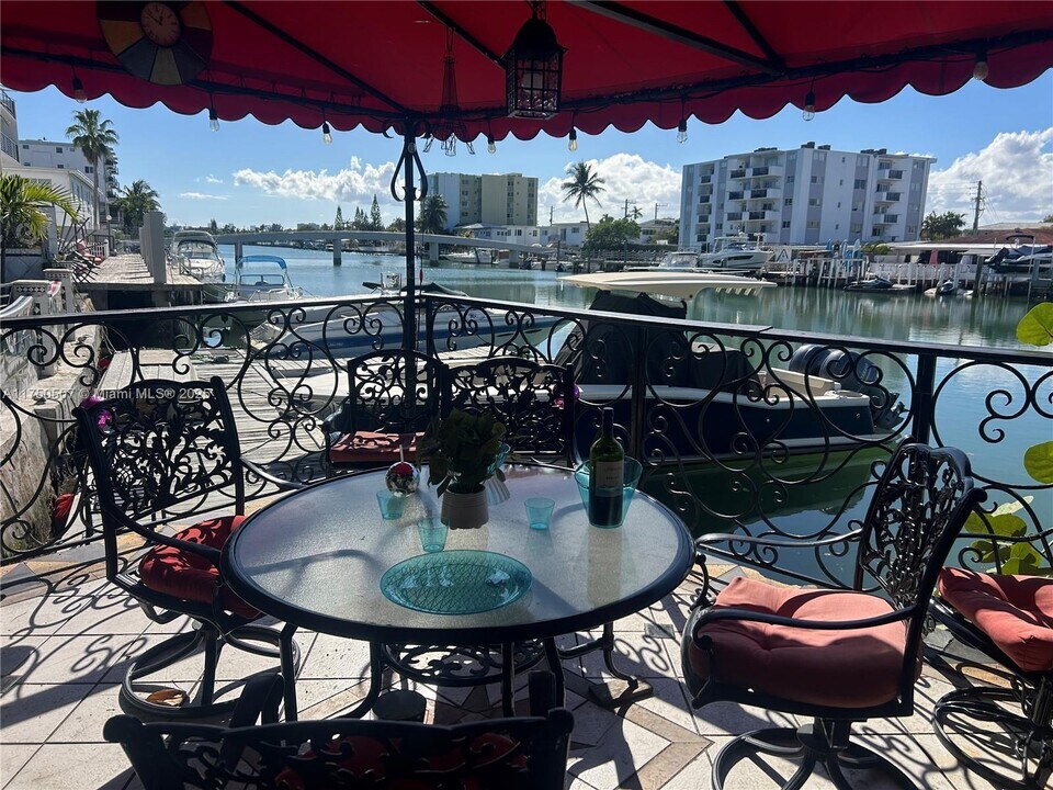 8142 Byron Ave in Miami Beach, FL - Building Photo