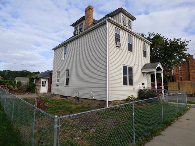 107 Broadway Ave in Mckees Rocks, PA - Building Photo - Building Photo