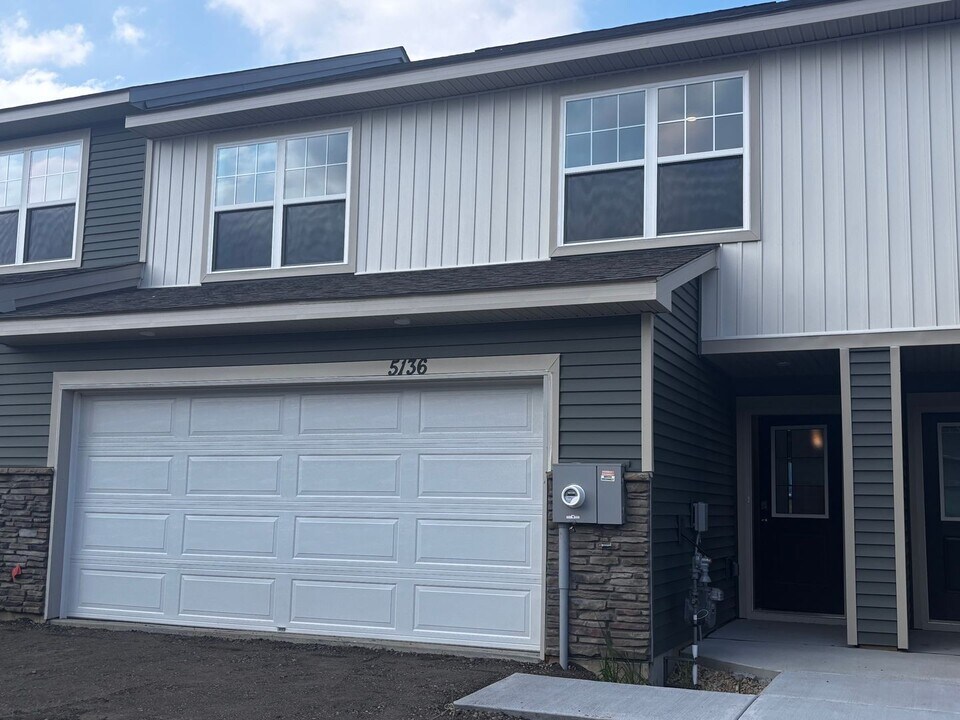 5136 Stable View Dr in Woodbury, MN - Foto de edificio