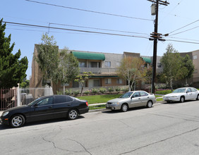 Clark Plaza in Tarzana, CA - Foto de edificio - Building Photo