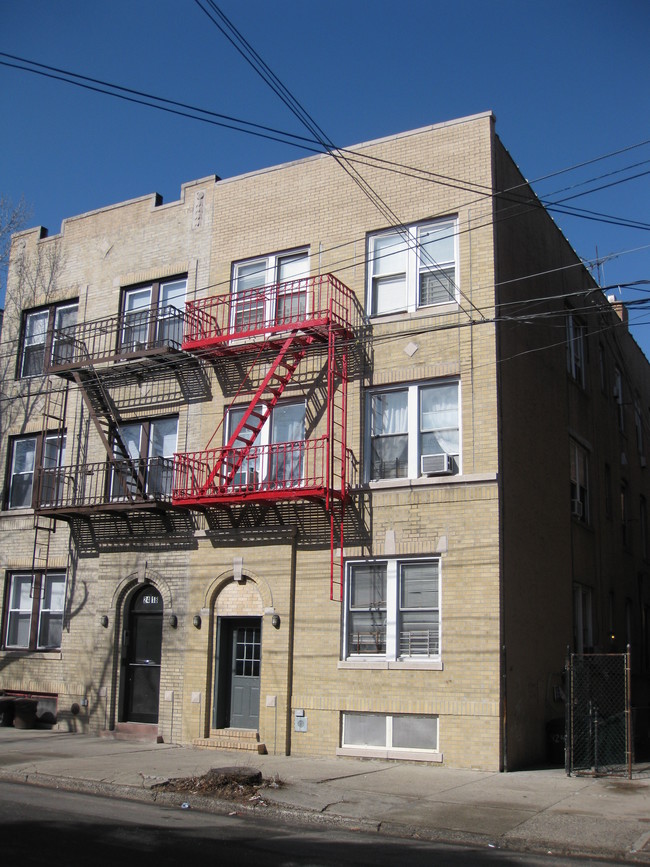 24-16 43rd St in Long Island City, NY - Foto de edificio - Building Photo