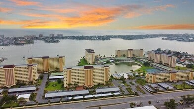 4550 Cove Cir in St. Petersburg, FL - Building Photo - Building Photo