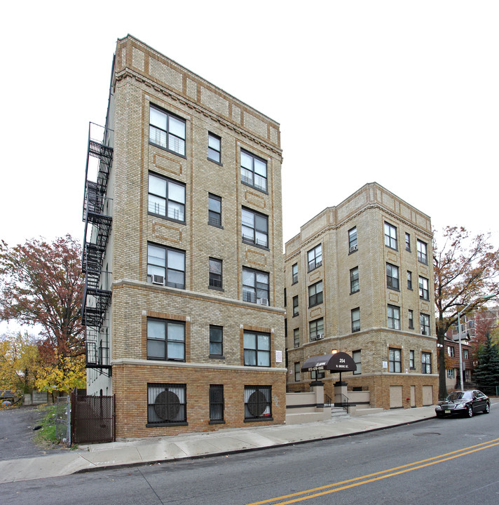 Grove House Apartments in East Orange, NJ - Building Photo