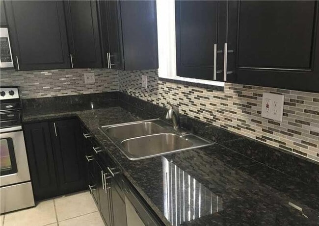 14212 NE 4th Ave in Miami, FL - Foto de edificio - Building Photo