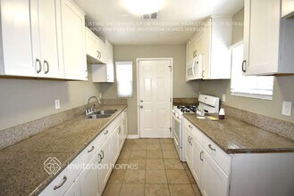 2010 N Corlett Ave in Los Angeles, CA - Foto de edificio - Building Photo