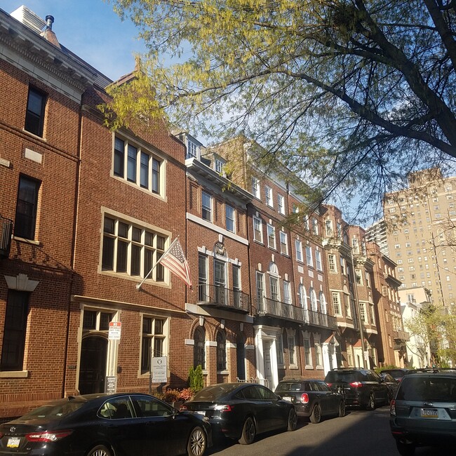 2141 Locust St in Philadelphia, PA - Foto de edificio - Building Photo