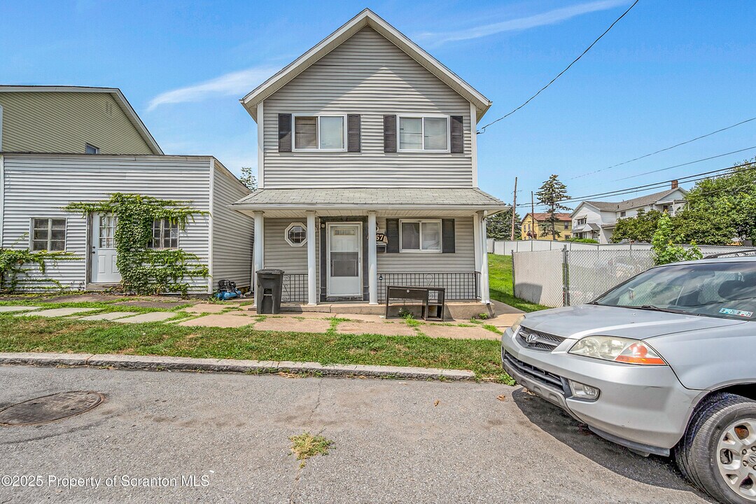 367 N Bromley Ave in Scranton, PA - Building Photo