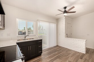 5946 W Rose Ln in Glendale, AZ - Building Photo - Building Photo