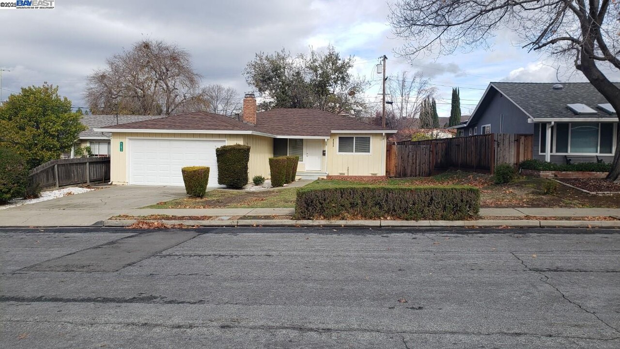 41672 Joyce Ave in Fremont, CA - Foto de edificio