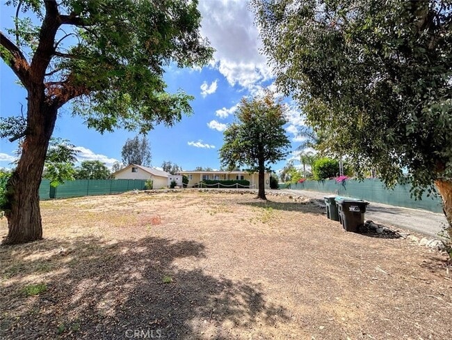 28205 El Toro Rd in Lake Elsinore, CA - Foto de edificio - Building Photo