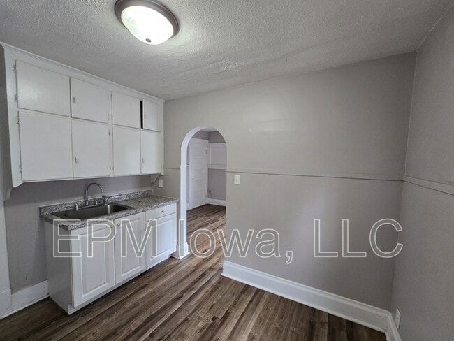 408 1/2 Locust St in Waterloo, IA - Building Photo - Building Photo