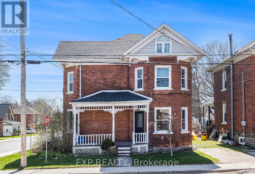 110-110 Chambers St in Smiths Falls, ON - Building Photo