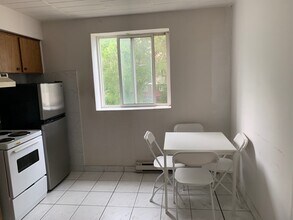 3044 Sandwich St. in Windsor, ON - Foto de edificio - Building Photo