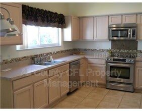 2731 Lakemoor Dr in Orlando, FL - Building Photo - Building Photo