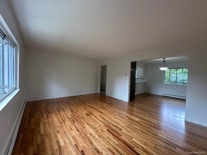 6 Finch Pl in Huntington, NY - Building Photo - Building Photo