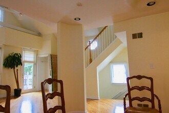 1142 W Wolfram St, Unit 2 in Chicago, IL - Foto de edificio - Building Photo