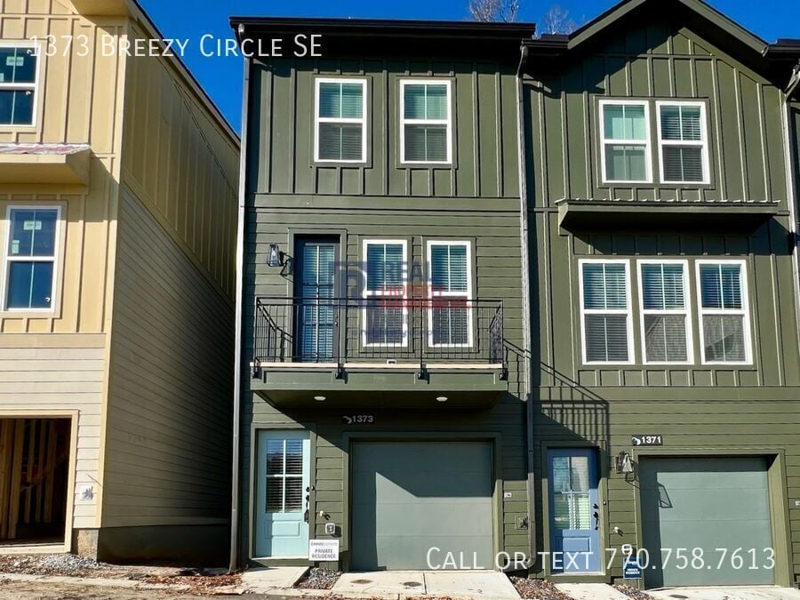 1373 Breezy Cir in Atlanta, GA - Building Photo