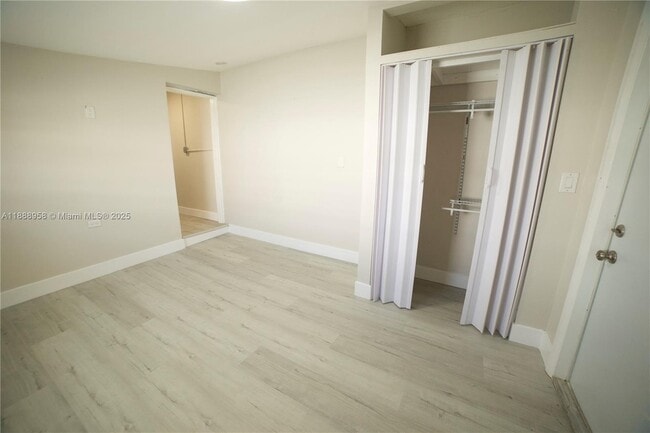 621 N 66 Terrace in Hollywood, FL - Foto de edificio - Building Photo