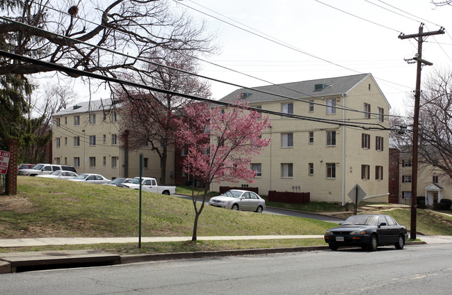 Greenbrier Apartments in Arlington, VA - Building Photo - Building Photo