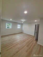 17 1/2 Thomas St in South River, NJ - Foto de edificio - Building Photo
